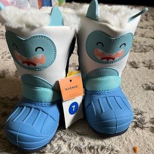 Brand new snow boots
